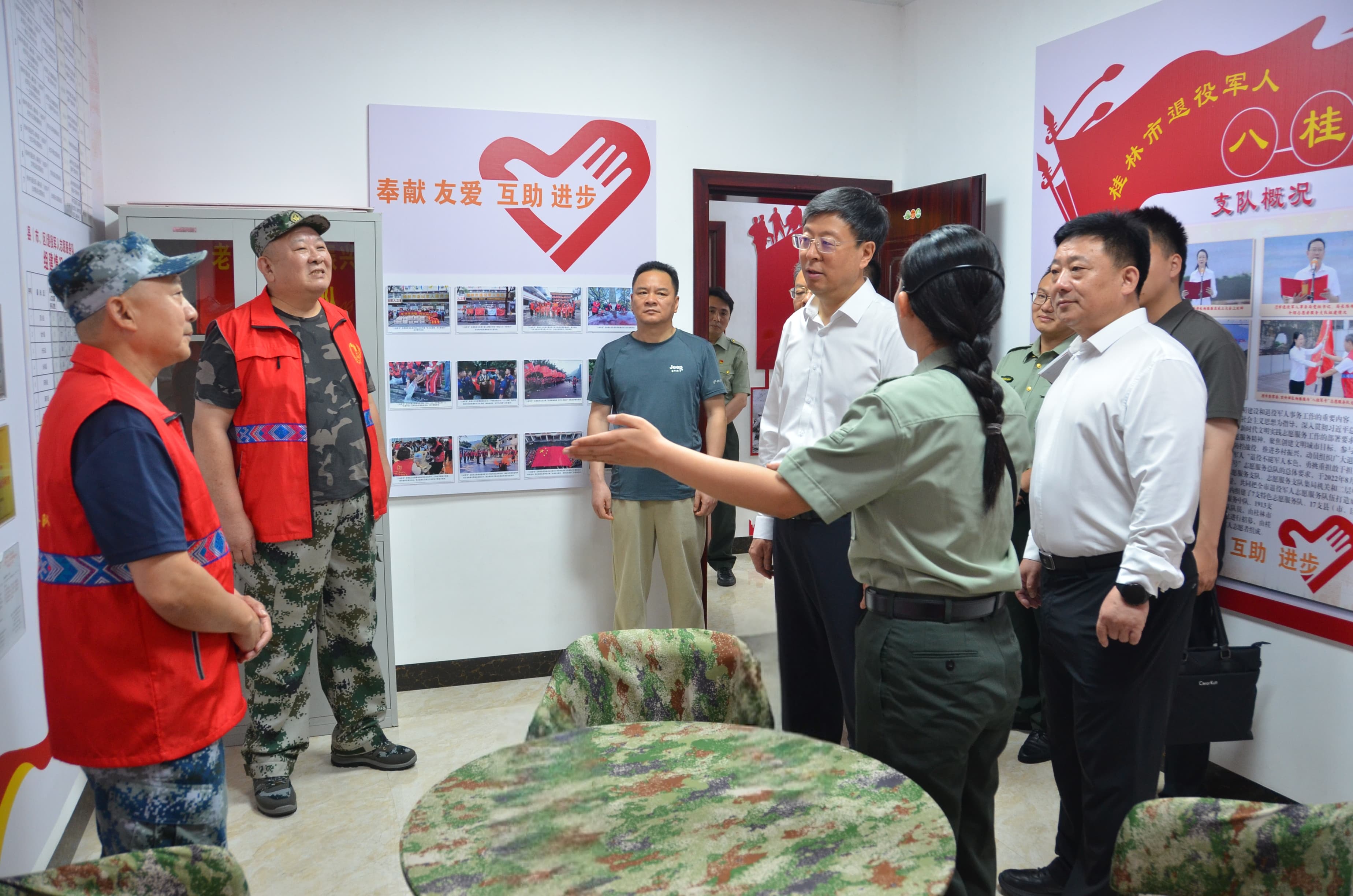 隋洪波在桂林市退役军人服务中心调研.jpg