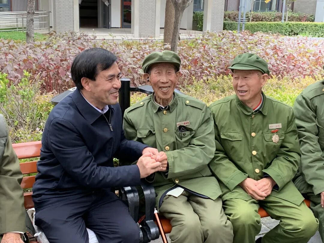 王友民(左一)慰问老兵.jpg